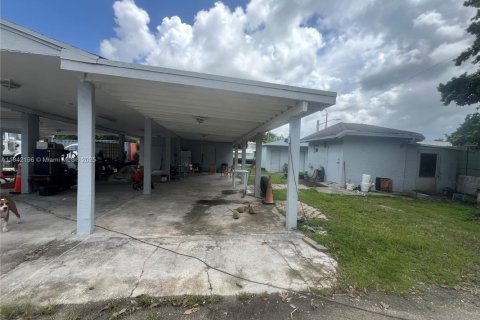 Propiedad comercial en venta en Hialeah, Florida № 1962830 - foto 18