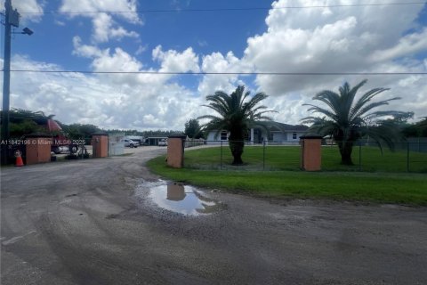 Propiedad comercial en venta en Hialeah, Florida № 1962830 - foto 14
