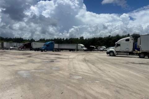 Propiedad comercial en venta en Hialeah, Florida № 1962830 - foto 19