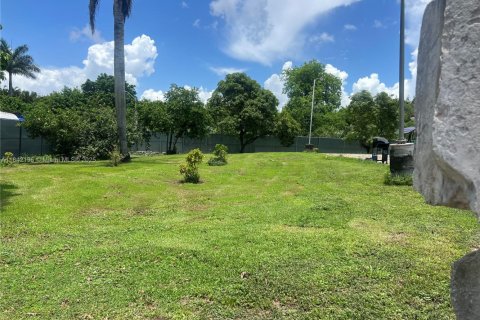 Propiedad comercial en venta en Hialeah, Florida № 1962830 - foto 9