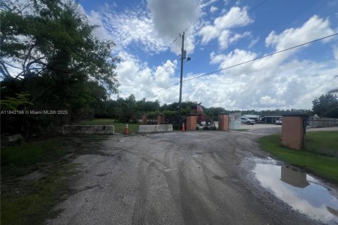 Propiedad comercial en venta en Hialeah, Florida № 1962830 - foto 11