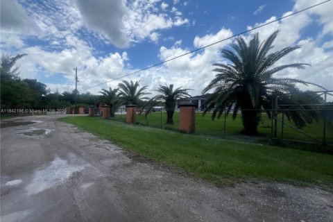Propiedad comercial en venta en Hialeah, Florida № 1962830 - foto 8