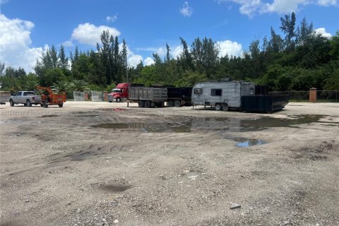 Propiedad comercial en venta en Hialeah, Florida № 1962830 - foto 15