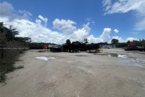 Propiedad comercial en venta en Hialeah, Florida № 1962830 - foto 17
