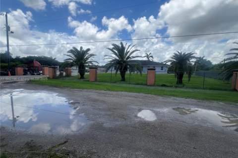 Propiedad comercial en venta en Hialeah, Florida № 1962830 - foto 10