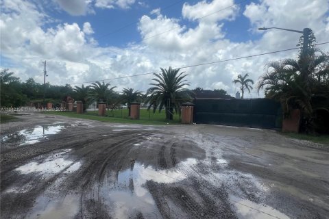 Propiedad comercial en venta en Hialeah, Florida № 1962830 - foto 5