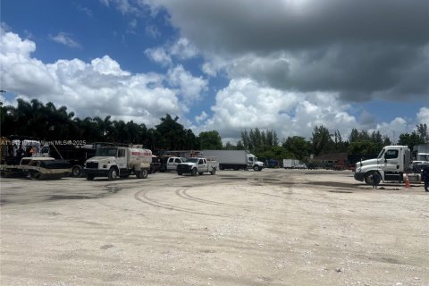 Propiedad comercial en venta en Hialeah, Florida № 1962830 - foto 21