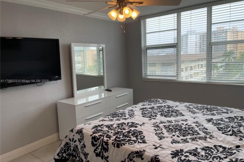 Condo in Hallandale Beach, Florida, 2 bedrooms  № 1864269 - photo 11
