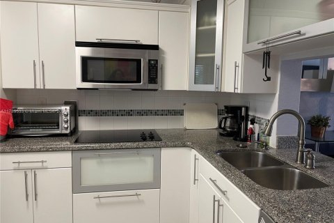 Condo in Hallandale Beach, Florida, 2 bedrooms  № 1864269 - photo 3
