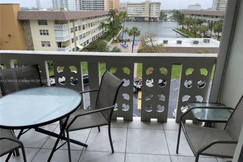 Condo in Hallandale Beach, Florida, 2 bedrooms  № 1864269 - photo 16