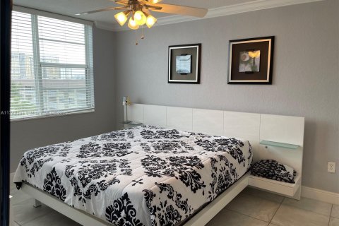 Condo in Hallandale Beach, Florida, 2 bedrooms  № 1864269 - photo 10