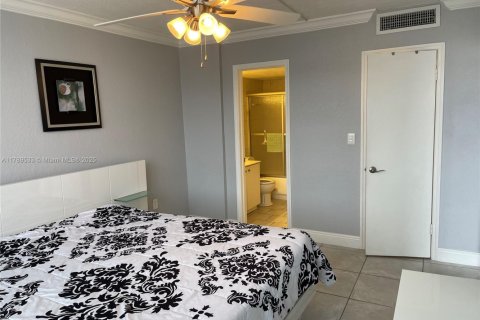Condo in Hallandale Beach, Florida, 2 bedrooms  № 1864269 - photo 12