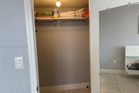 Condo in Hallandale Beach, Florida, 2 bedrooms  № 1864269 - photo 14