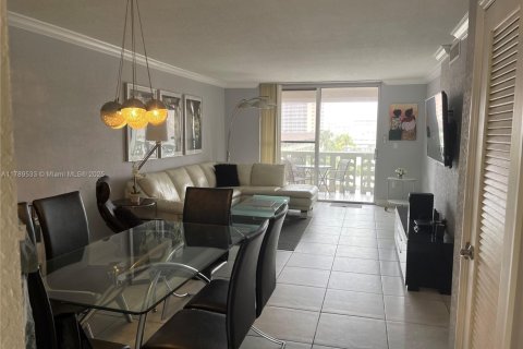Condo in Hallandale Beach, Florida, 2 bedrooms  № 1864269 - photo 9