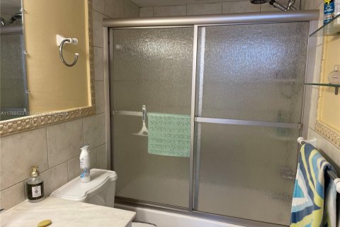 Condo in Hallandale Beach, Florida, 2 bedrooms  № 1864269 - photo 13