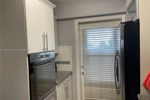 Condo in Hallandale Beach, Florida, 2 bedrooms  № 1864269 - photo 2