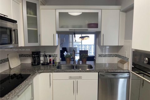 Condo in Hallandale Beach, Florida, 2 bedrooms  № 1864269 - photo 1