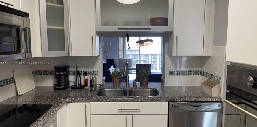 Condo in Hallandale Beach, Florida, 2 bedrooms  № 1864269