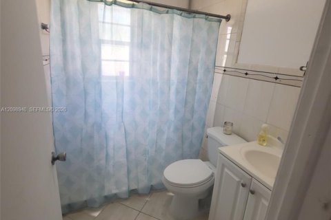 Villa ou maison à vendre à Miami, Floride: 4 chambres, 167.41 m2 № 2395394 - photo 3