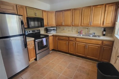 Villa ou maison à vendre à Miami, Floride: 4 chambres, 167.41 m2 № 2395394 - photo 5