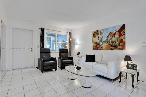 Condo in Hallandale Beach, Florida, 1 bedroom  № 1841341 - photo 10