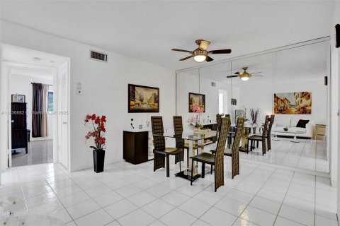 Condo in Hallandale Beach, Florida, 1 bedroom  № 1841341 - photo 4