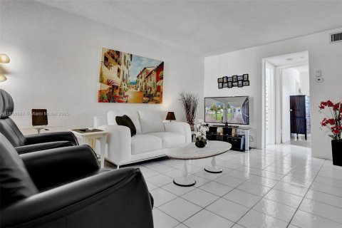 Condo in Hallandale Beach, Florida, 1 bedroom  № 1841341 - photo 9