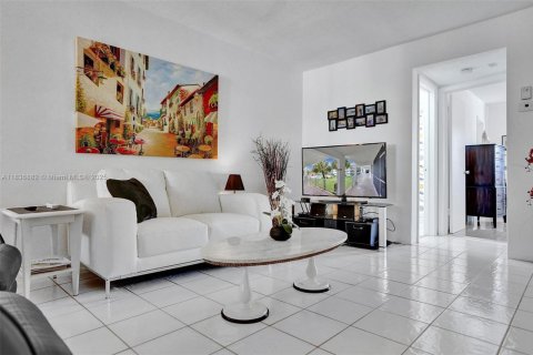 Condo in Hallandale Beach, Florida, 1 bedroom  № 1841341 - photo 3