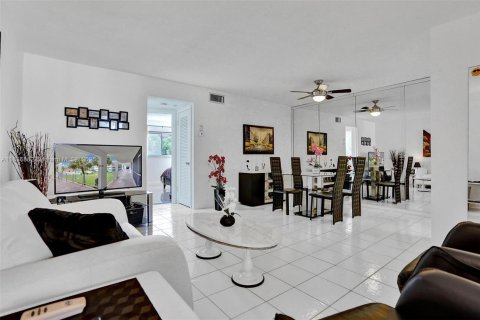 Condo in Hallandale Beach, Florida, 1 bedroom  № 1841341 - photo 5