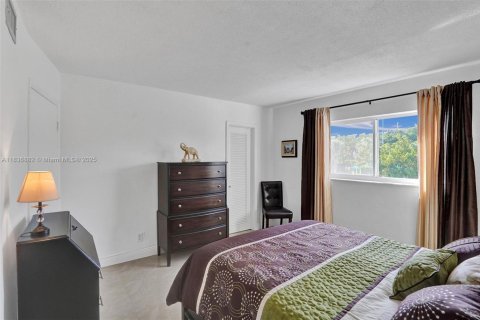 Condo in Hallandale Beach, Florida, 1 bedroom  № 1841341 - photo 16