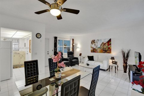 Condo in Hallandale Beach, Florida, 1 bedroom  № 1841341 - photo 6