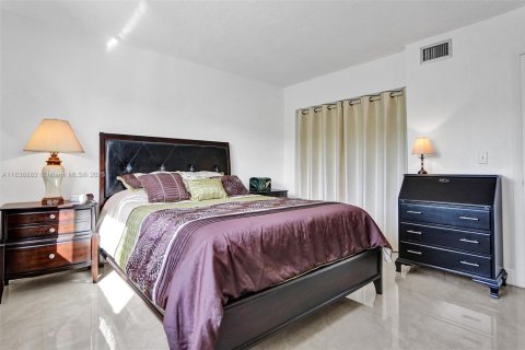 Condo in Hallandale Beach, Florida, 1 bedroom  № 1841341 - photo 15