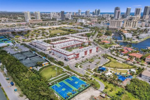 Condo in Hallandale Beach, Florida, 1 bedroom  № 1841341 - photo 1