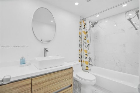 Condo in Hallandale Beach, Florida, 1 bedroom  № 1841341 - photo 11