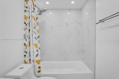 Condo in Hallandale Beach, Florida, 1 bedroom  № 1841341 - photo 12
