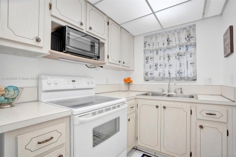 Condo in Hallandale Beach, Florida, 1 bedroom  № 1841341 - photo 17