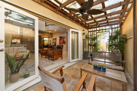 Townhouse in Miami, Florida 2 bedrooms, 168.15 sq.m. № 2025892 - photo 13