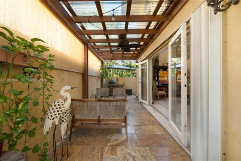 Townhouse in Miami, Florida 2 bedrooms, 168.15 sq.m. № 2025892 - photo 14