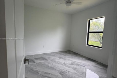 House in Lehigh Acres, Florida 3 bedrooms, 127.37 sq.m. № 1890257 - photo 12