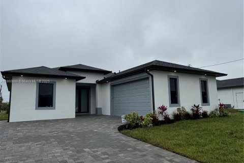 House in Lehigh Acres, Florida 3 bedrooms, 127.37 sq.m. № 1890257 - photo 1