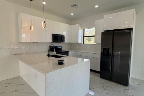 House in Lehigh Acres, Florida 3 bedrooms, 127.37 sq.m. № 1890257 - photo 8