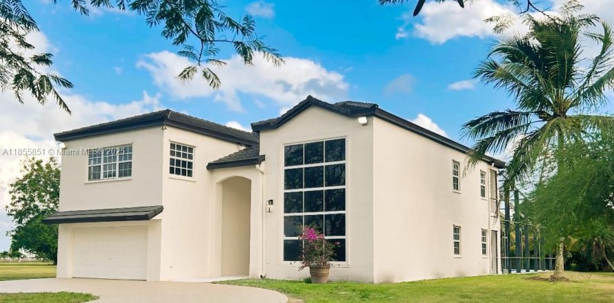 House in Miami, Florida 4 bedrooms, 305.93 sq.m. № 1887885