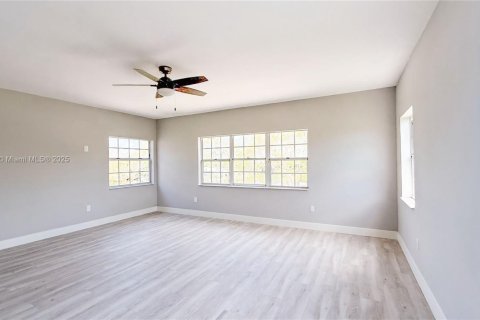 House in Miami, Florida 4 bedrooms, 305.93 sq.m. № 1887885 - photo 10