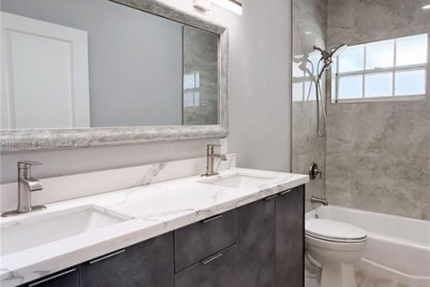 House in Miami, Florida 4 bedrooms, 305.93 sq.m. № 1887885 - photo 14