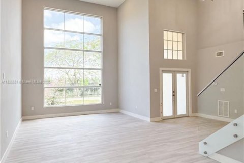 House in Miami, Florida 4 bedrooms, 305.93 sq.m. № 1887885 - photo 9