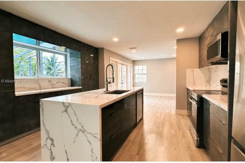 House in Miami, Florida 4 bedrooms, 305.93 sq.m. № 1887885 - photo 6