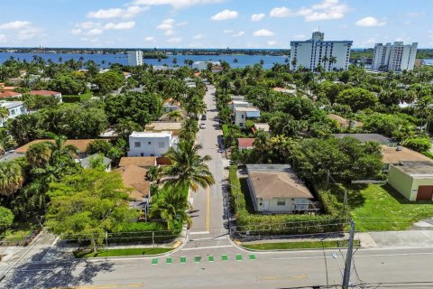 House in West Palm Beach, Florida 3 bedrooms, 201.78 sq.m. № 2399687 - photo 30