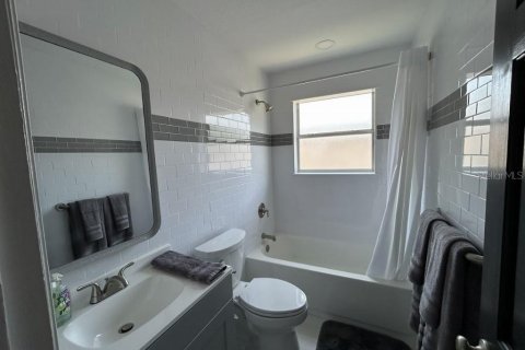 House in Orlando, Florida 4 bedrooms, 206.8 sq.m. № 1796843 - photo 14