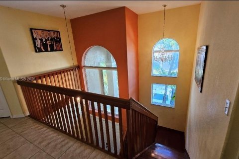 House in Miami, Florida 4 bedrooms, 303.51 sq.m. № 1971474 - photo 10