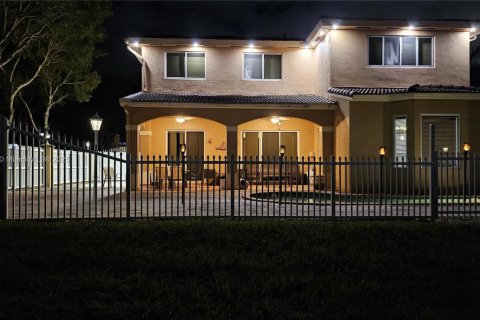 House in Miami, Florida 4 bedrooms, 303.51 sq.m. № 1971474 - photo 3